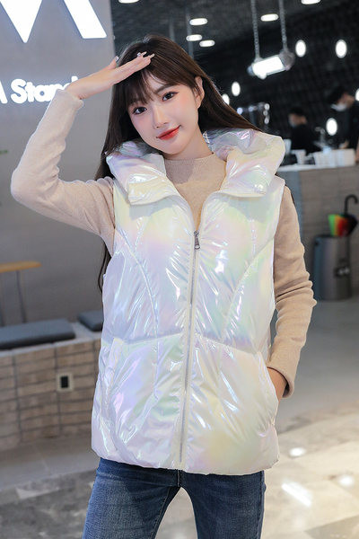 Šviesių spalvų moteriška liemenė aukšta apykakle