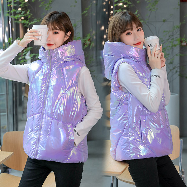 Šviesių spalvų moteriška liemenė aukšta apykakle