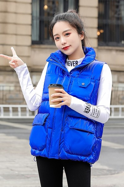 Vestă de damă cu guler înalt și nasturi