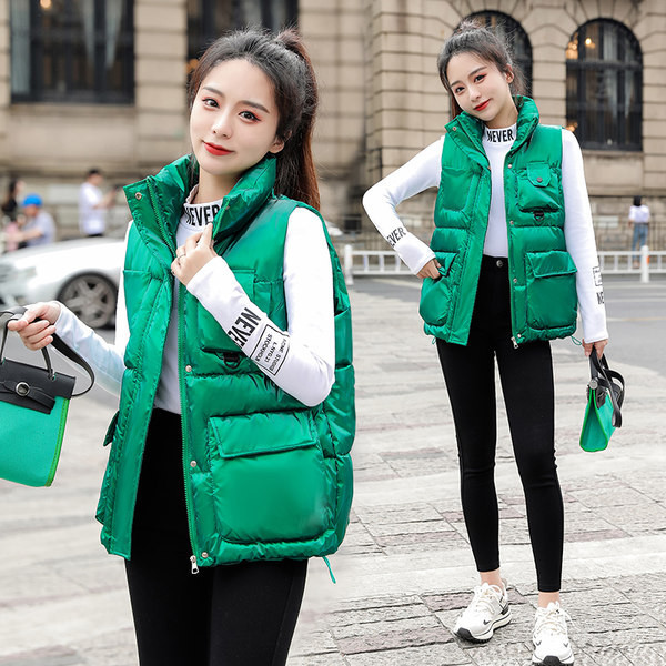 Vestă de damă cu guler înalt și nasturi