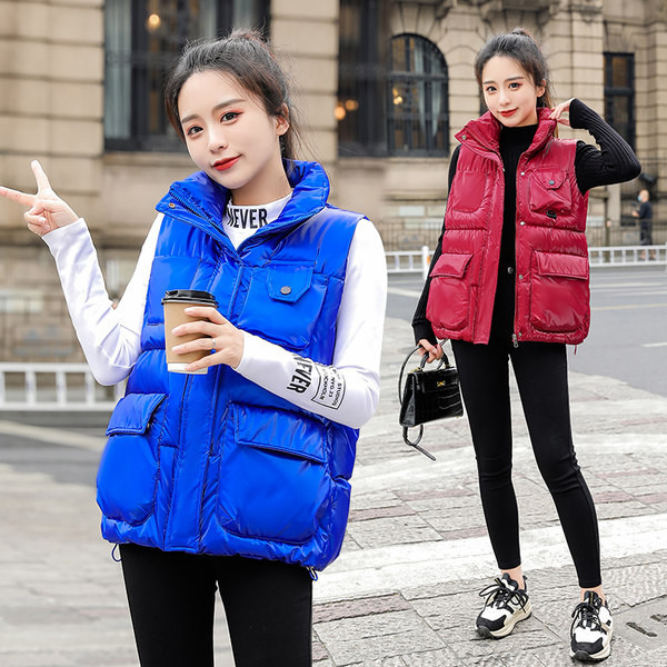 Vestă de damă cu guler înalt și nasturi