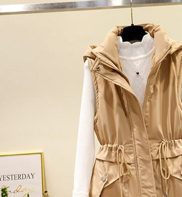 Moteriška liemenė su gobtuvu ir kaklaraiščiais