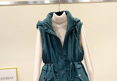 Moteriška liemenė su gobtuvu ir kaklaraiščiais