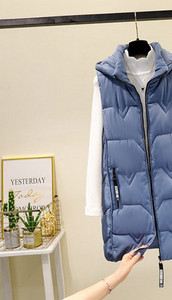 Moteriška liemenė vidutinio ilgio ir aukšta apykakle