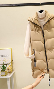 Moteriška liemenė vidutinio ilgio ir aukšta apykakle