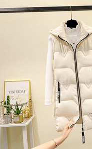 Moteriška liemenė vidutinio ilgio ir aukšta apykakle