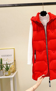 Moteriška liemenė vidutinio ilgio ir aukšta apykakle