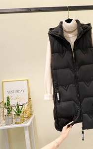 Moteriška liemenė vidutinio ilgio ir aukšta apykakle