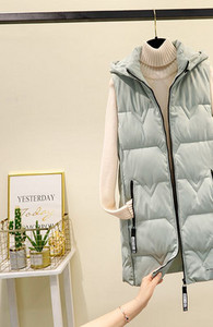 Moteriška liemenė vidutinio ilgio ir aukšta apykakle