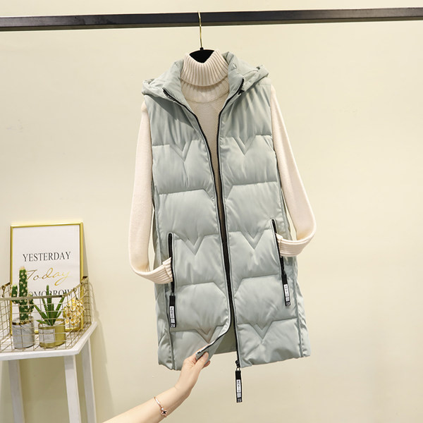 Moteriška liemenė vidutinio ilgio ir aukšta apykakle