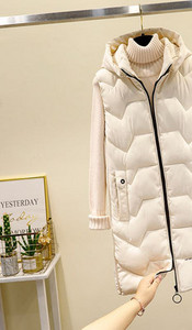 Moteriška liemenė su gobtuvu ir aukšta apykakle