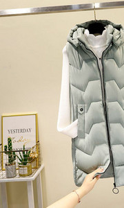 Moteriška liemenė su gobtuvu ir aukšta apykakle