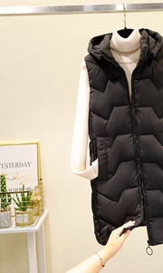 Moteriška liemenė su gobtuvu ir aukšta apykakle