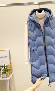 Moteriška liemenė su gobtuvu ir aukšta apykakle