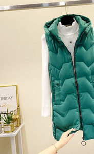 Moteriška liemenė su gobtuvu ir aukšta apykakle