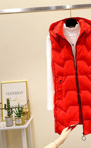 Moteriška liemenė su gobtuvu ir aukšta apykakle