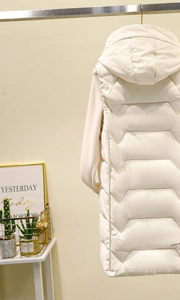 Moteriška liemenė su gobtuvu ir aukšta apykakle