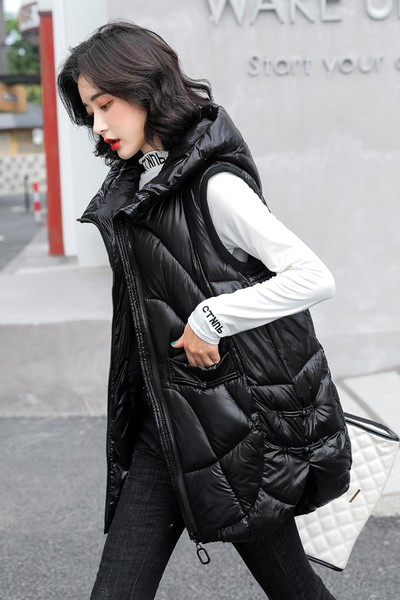 Naujo modelio moteriška liemenė su gobtuvu ir kišene