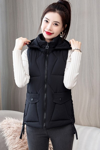 Kelių spalvų moteriška liemenė su gobtuvu