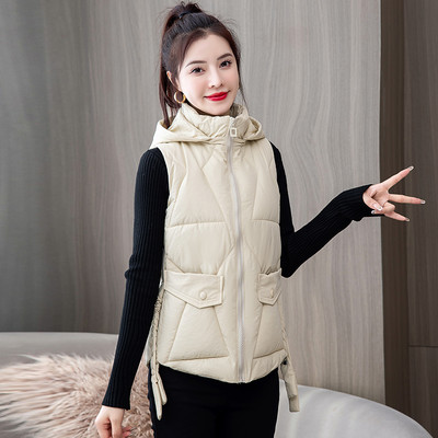 Kelių spalvų moteriška liemenė su gobtuvu