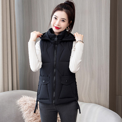 Kelių spalvų moteriška liemenė su gobtuvu