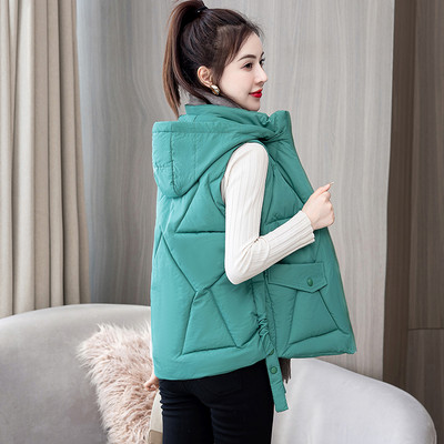 Kelių spalvų moteriška liemenė su gobtuvu