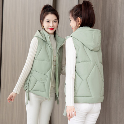 Kelių spalvų moteriška liemenė su gobtuvu