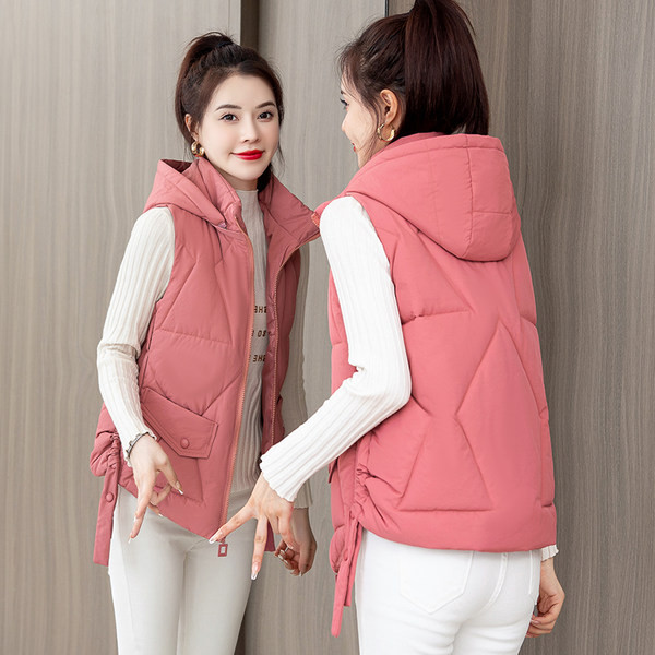 Kelių spalvų moteriška liemenė su gobtuvu