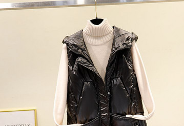 Moteriška liemenė su užtrauktuku ir sagomis