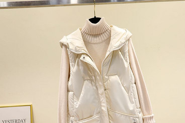 Moteriška liemenė su užtrauktuku ir sagomis