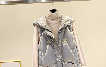 Moteriška liemenė su užtrauktuku ir sagomis