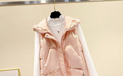 Moteriška liemenė su užtrauktuku ir sagomis