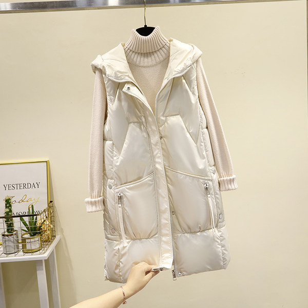 Moteriška liemenė su užtrauktuku ir sagomis