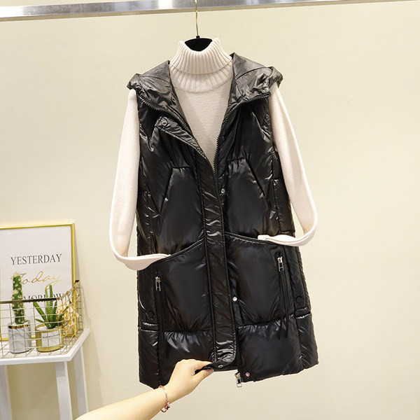 Moteriška liemenė su užtrauktuku ir sagomis