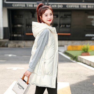 Női mellény zsebbel és kapucnival