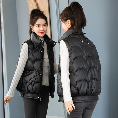 Moteriška liemenė su aukšta apykakle ir kišene