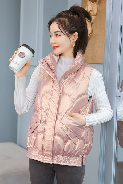 Moteriška liemenė su aukšta apykakle ir kišene