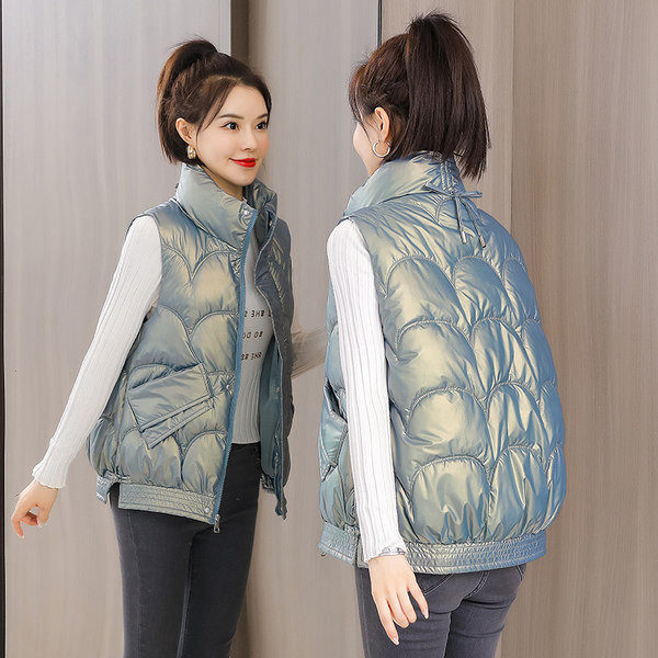 Moteriška liemenė su aukšta apykakle ir kišene