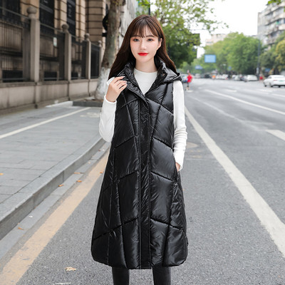 Masyvi moteriška liemenė su gobtuvu - iki kelių