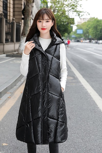 Masyvi moteriška liemenė su gobtuvu - iki kelių