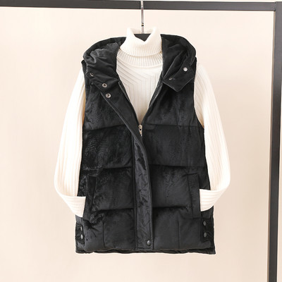 Moteriška trumpa liemenė su sagomis