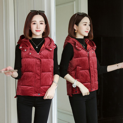 Moteriška trumpa liemenė su sagomis