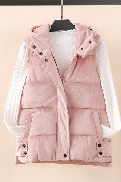 Moteriška trumpa liemenė su sagomis