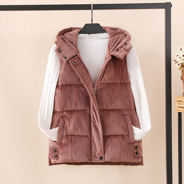 Moteriška trumpa liemenė su sagomis