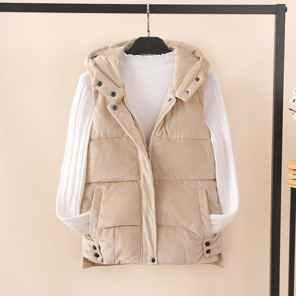 Moteriška trumpa liemenė su sagomis