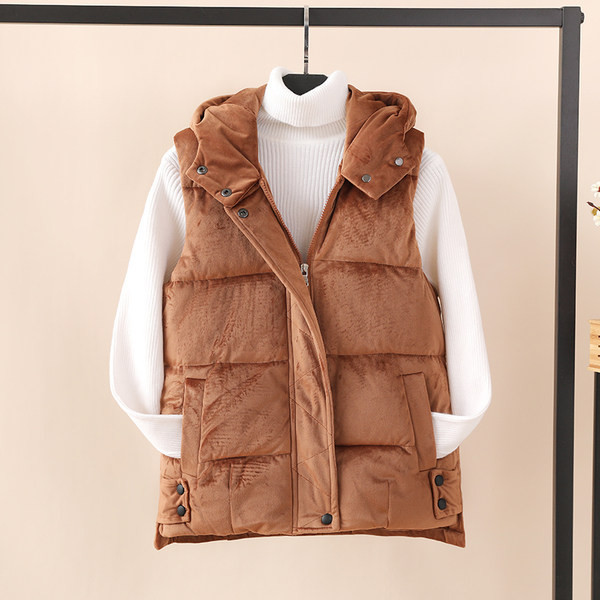 Moteriška trumpa liemenė su sagomis