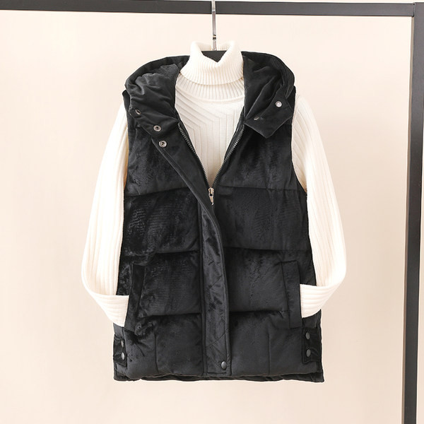 Moteriška trumpa liemenė su sagomis