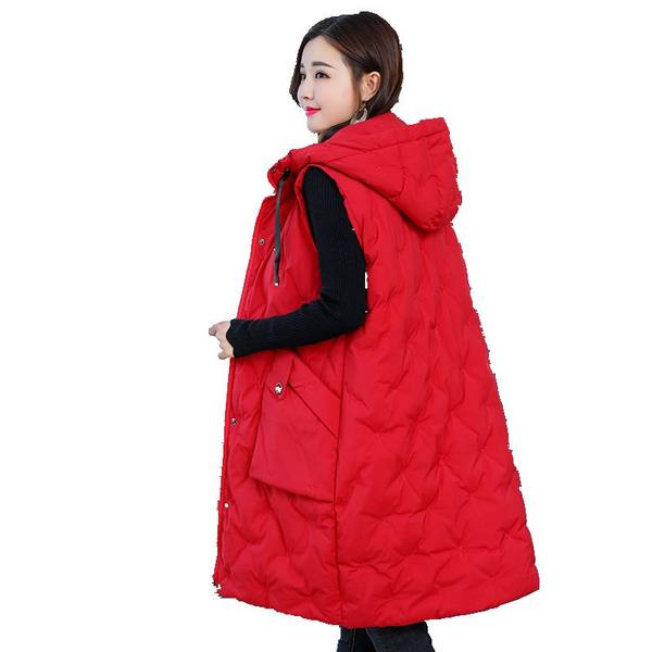 Ilga rudens-žiemos liemenė su gobtuvu ir dygsniuotu efektu