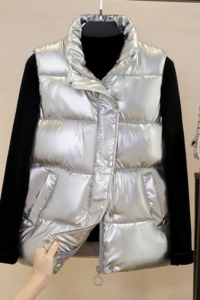 Moteriška trumpa liemenė su kišene ir sagomis