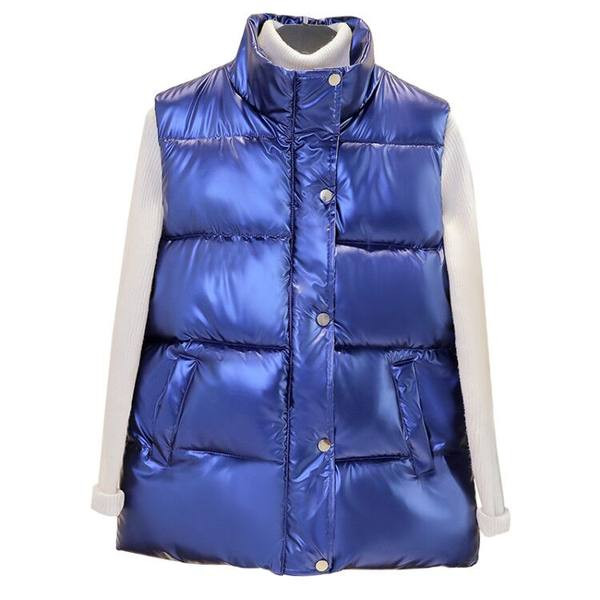 Moteriška trumpa liemenė su kišene ir sagomis